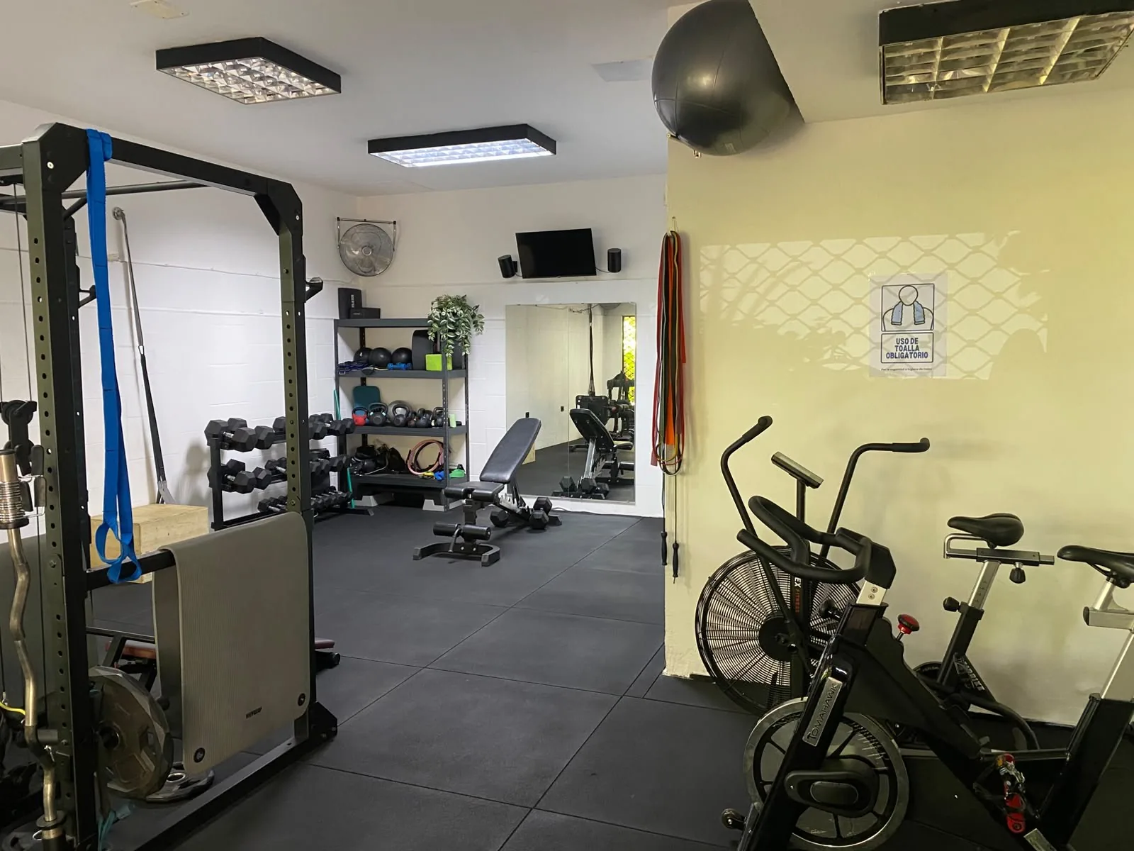 Material de entrenamiento funcional del centro Salud y Fuerza